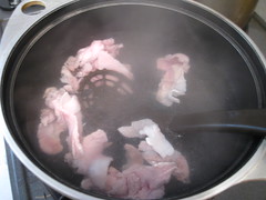 お湯に豚肉を入れます