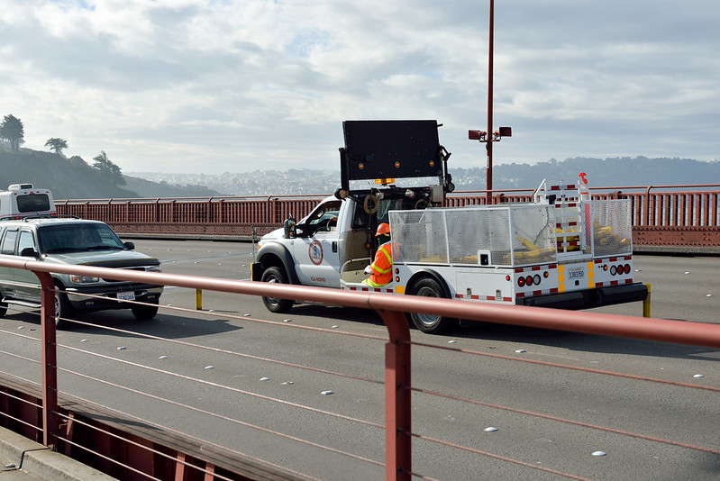 【金門大橋 Golden Gate Bridge】工程車正在擺放車道分隔交通錐