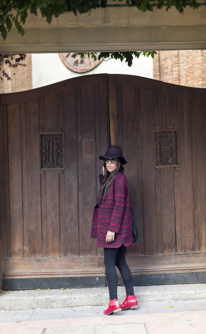 street style barbara crespo ethnic red coat hake red boots zara hat fashion blogger outfit blog de moda