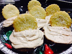 Gingerbread cupcakes with cinnamon icing and a shortbread cookie