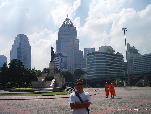 Площадь перед входом в парк Lumpini Park