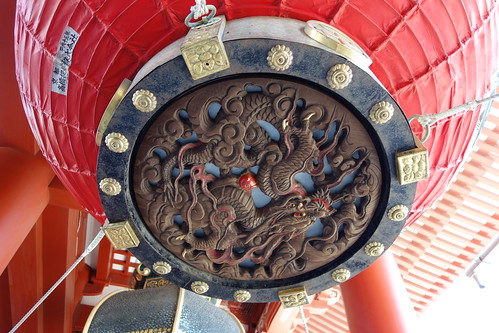 Asakusa_5 "浅草寺宝蔵門" の大提灯の底面の写真。 龍の彫刻が施されている。