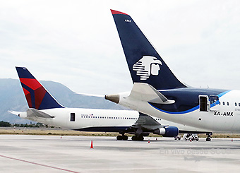 Aeroméxico B787 y Delta B767-300ER tail en SCL (RD)