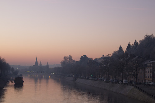 france sunrise rivière cathédrale laval froid matin aube mayenne bateaulavoir avesnières