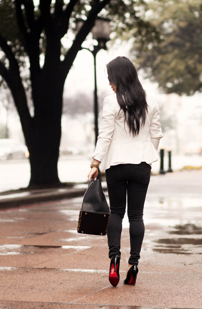 cute & little blog | petite fashion | monochrome white blazer, graphic print tee, black distressed jeans, louboutin decollete, clare v leopard sandrine satchel, hourglass icon red lipstick outfit