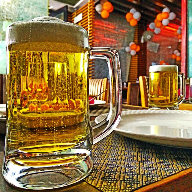 I pictured the frame and captured it.. #beer #mug #bubbles #ambiance #hdr #chill #instapic #baloon #bar #restaurant
