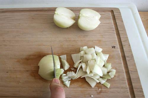 22 - Zwiebel grob würfeln / Dice onion