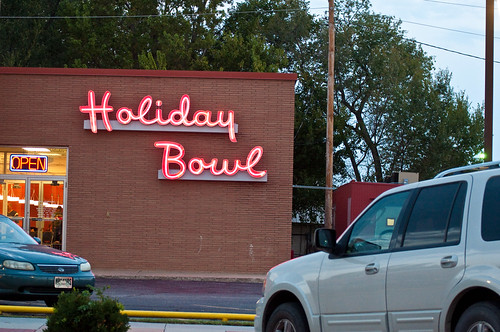 usa sports sign america us midwest neon ks bowling signage kansas neonsign bowlingalley smalltown vintagesign holidaybowl pammorris pamspics augustakansas nikond5000