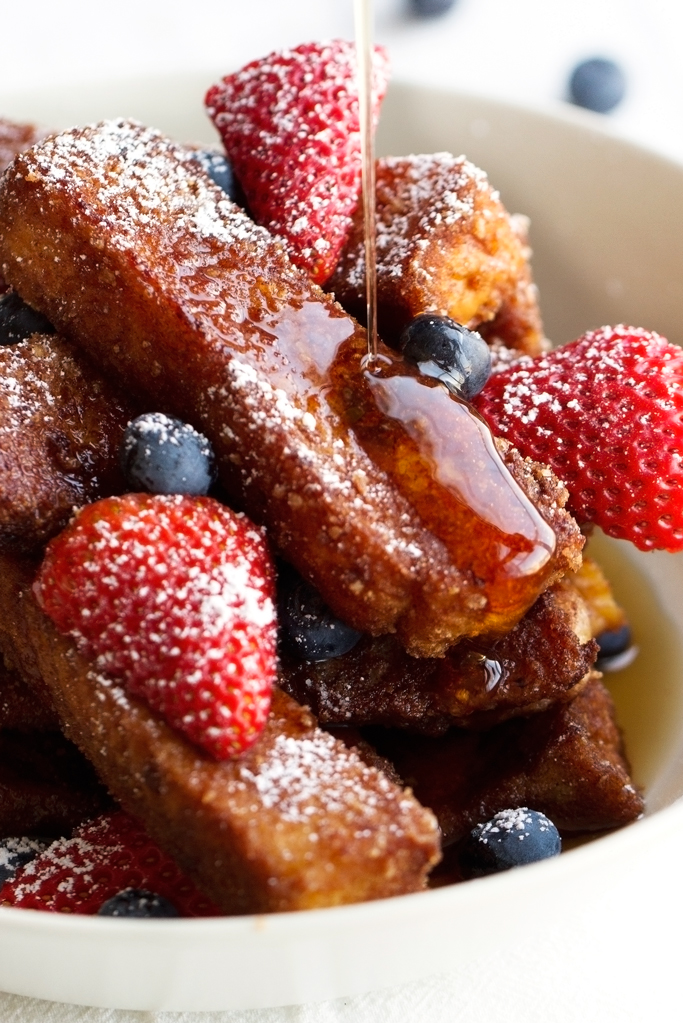 Cinnamon Crunch French Toast Sticks - traditional french toast sticks that have been coated in crunchy cereal. These are so so good! #frenchtoast #frenchtoaststicks #cereal | Littlespicejar.com