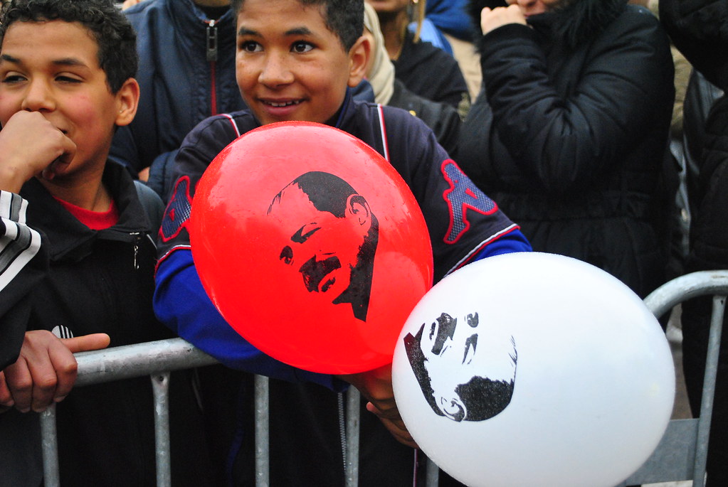 路旁的小孩拿著印有修克里‧貝萊德頭像的氣球，表達緬懷之意。即便不幸遭暗殺去世已經過了兩年，貝萊德在民眾心目中仍舊佔有一席之地。（攝影：徐沛然）