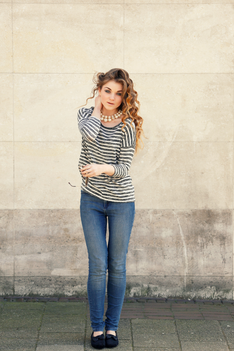 Pearls and curls, fashion blogger, fashion is a party, fashion is a party outfits, gestreept t-shirt, hema, skinny jeans, zara skinny jeans, sarenza, flatjes, ballerina's, parelketting, lente outfit, rondinaud, arnhem, ronde zonnebril, zara zonnebril