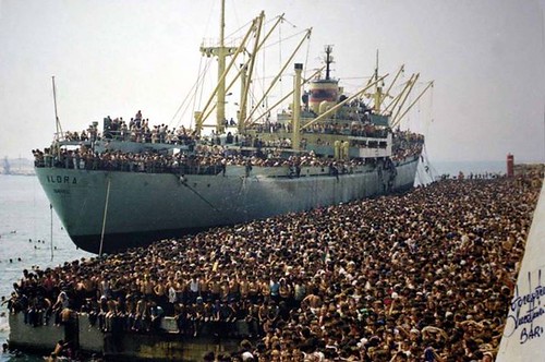 The Vlora, the first Albanian ship to reach Italy after the fall of communism in Albania. It brought more than 20.000 persons to Bari, Italy, 1991 [4130x2743] #HistoryPorn #history #retro http://ift.tt/1TFvCV4
