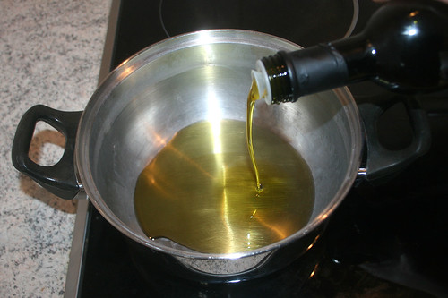 35 - Olivenöl in Topf erhitzen / Heat up olive oil in pot