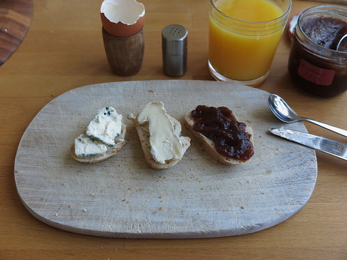 Blauschimmelkäse, Brie de meaux und Erdbeermarmelade auf Baguette