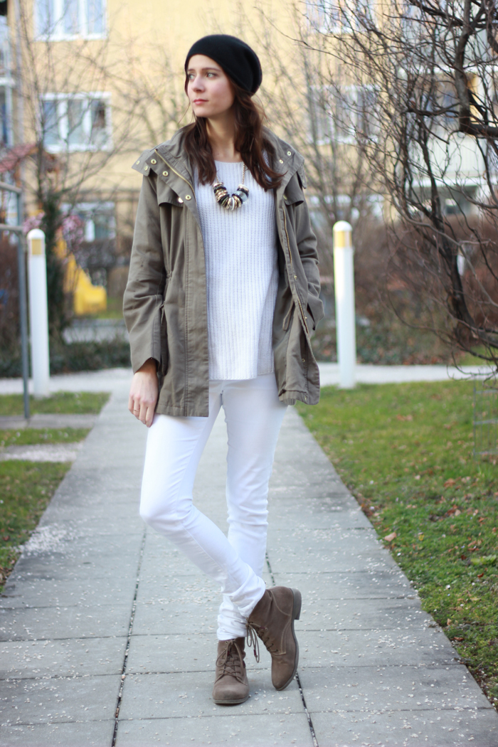 Outfit_All_White_Jeans_Parka 04