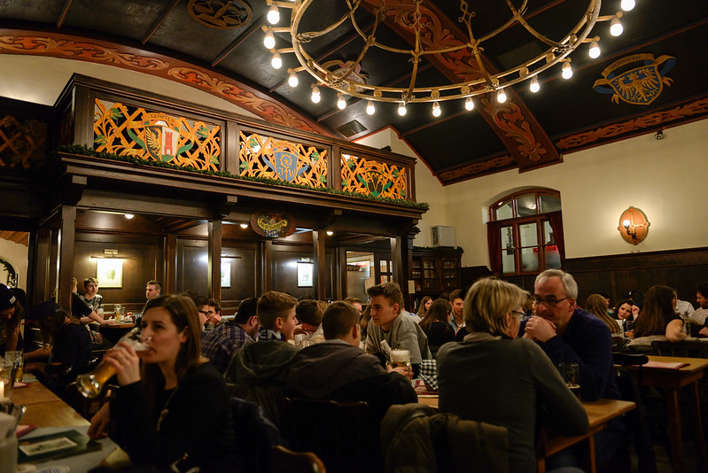 【用餐區】這就有書上介紹的那種傳統德國餐廳的感覺了，現場一群年輕人超 high, 又唱歌又跳舞的