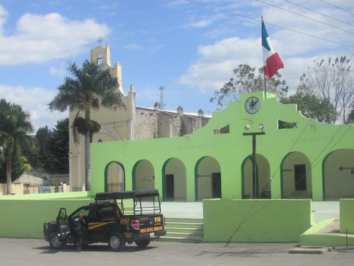 clock church rural mexico village pueblo yucatan iglesia yucatán bandera templo parroquia mexicanflag 2015 seenfromthebus holcacantunil