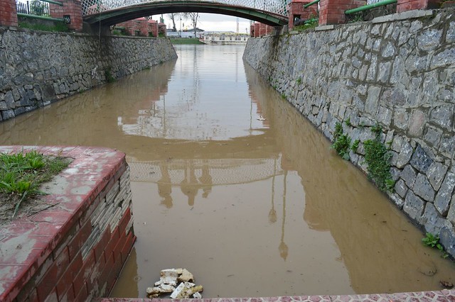 As a result of continuous increase in waters, it has already submerged the stairs of park alongside river Jhelum. The park is close to city’s business hub Lal Chowk.