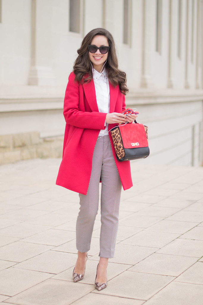 Cómo combinar un abrigo rojo y sorprender con tu look