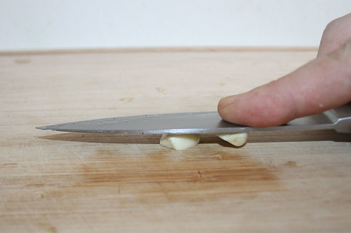 33 - Knoblauch schälen & anpressen / Peel & squeeze garlic