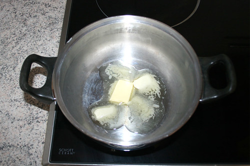 18 - Butter in Topf zerlassen / Melt butter in pot