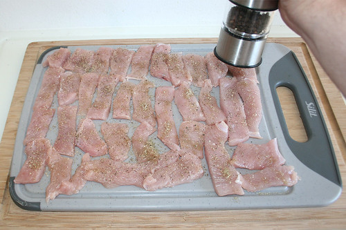12 - Putenfleisch mit Kräutersalz & Pfeffer würzen / Season turkey filet with herb salt & pepper