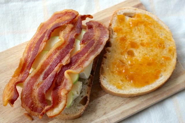 apple-bacon-brie-grilled-cheese