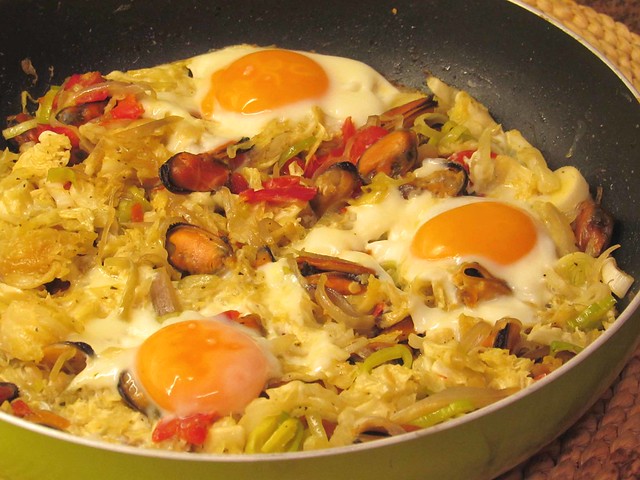 Salteado de mexilhão com legumes e ovo