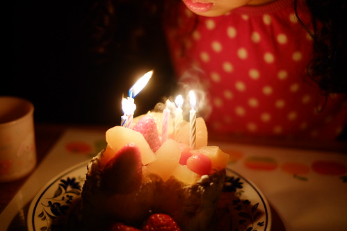 娘の5歳のお祝いの手作りハート形バースデーケーキ。今年はろうそくも一人で全部吹き消せました。
