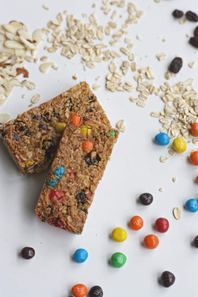 Delicious and easy homemade trail mix granola bars. Perfect for lunchboxes and after-school snacks.