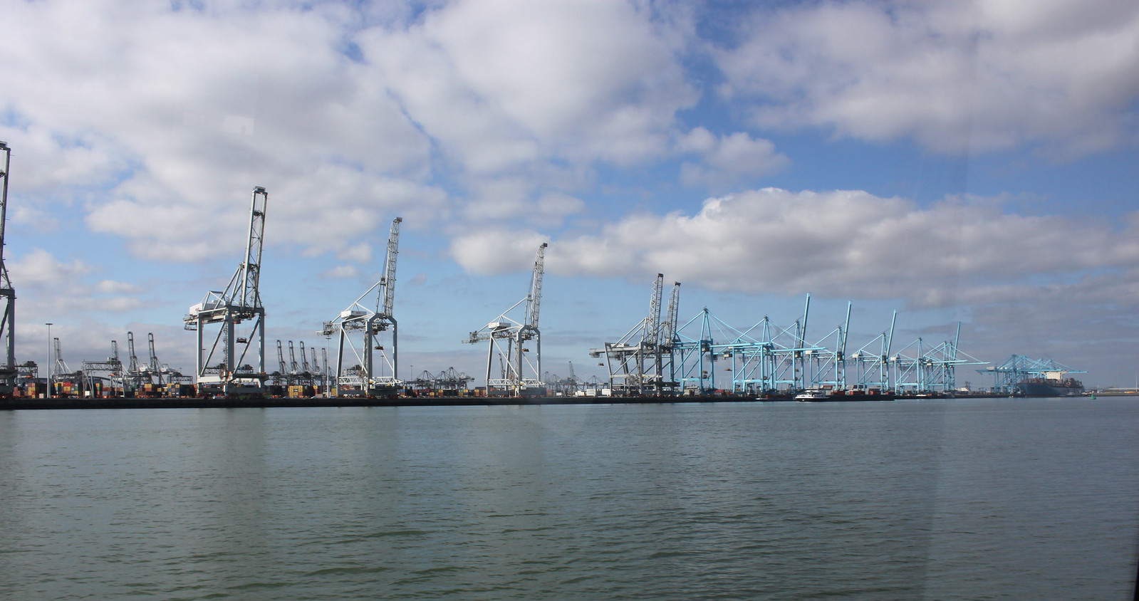 Rotterdamin satama on Euroopan suurin satama ja koko maailman mittapuun mukaan Shanghain ja Singaporen jälkeen sijalla kolme. Rahtia tuon sataman kautta kulkee vuosittain n. 430 milj. tonnia.