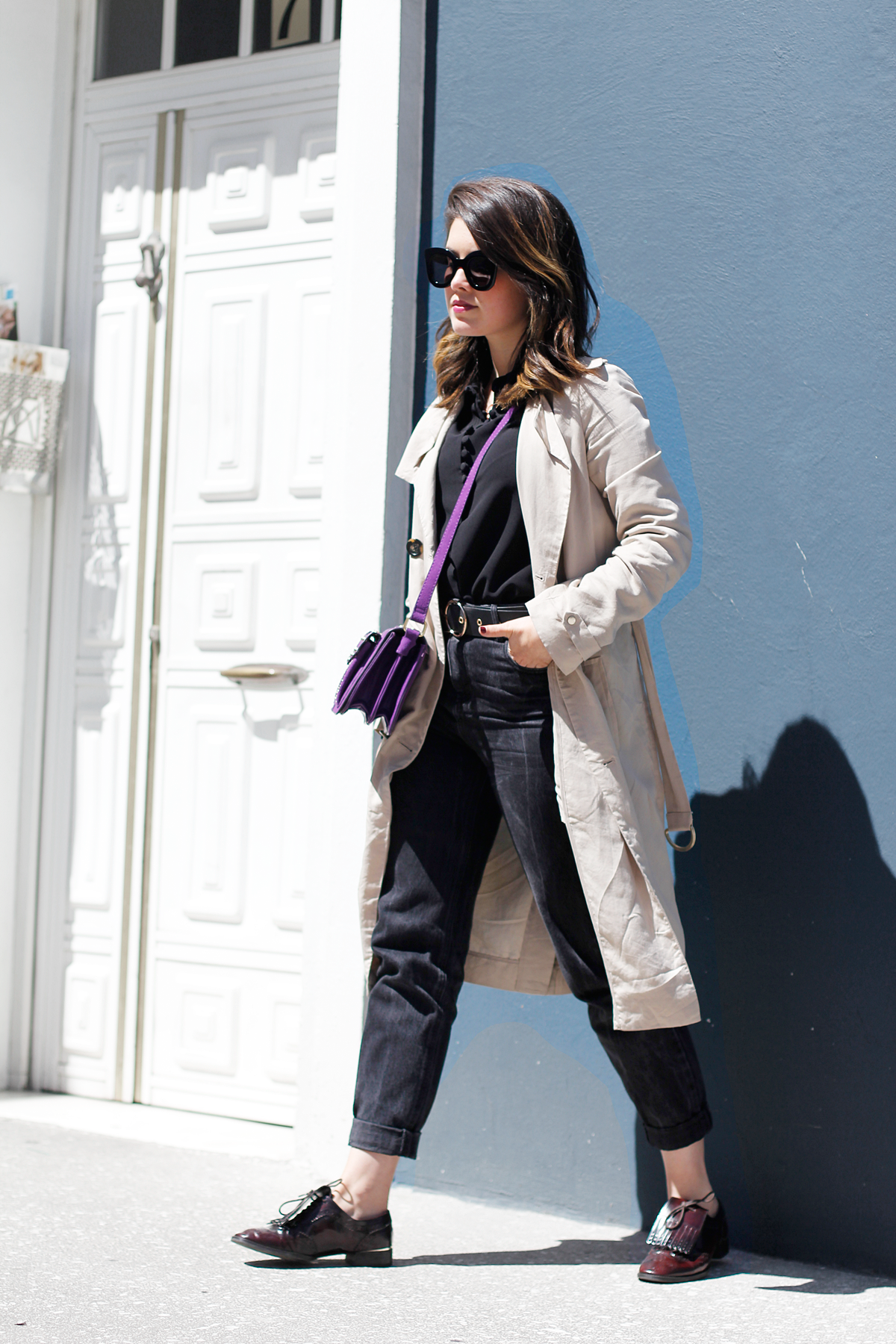 total look black with mom jeans and purple bag streetstyle