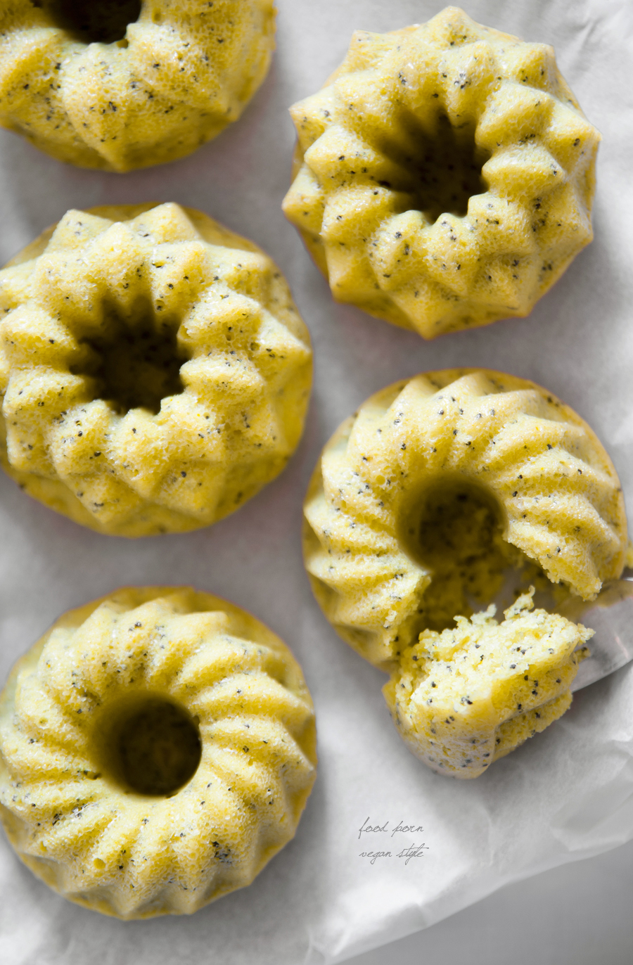 Vegan lemon-poppy seeds bundt cakes
