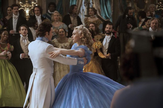 Cinderella-and-prince-Kit-dancing