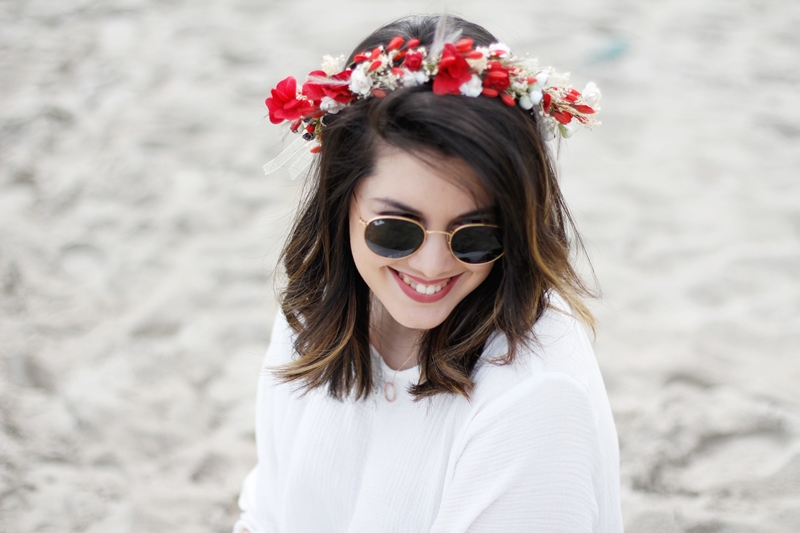 white dress loveitsara in the beach with flower crown in red myblueberrynightsblog