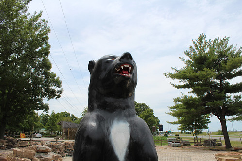 haubstadt indiana hippnursery fakeanimals statue bear