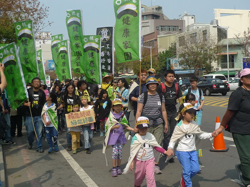 在地許多公民團體、環保團體、親子們、府城國際外籍友人們也都一起走上街；攝影：陳怡樺。