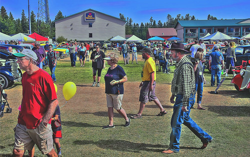 crowd citypark rodrun cars vacation leisuretime hdr sign westyellowstone canoneos40d
