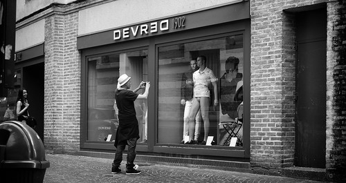 man woman photographer manikin shop window people person face street photography candid unposed black white mono monochrome bw blackandwhite noiretblanc biancoenero schwarzundweis zwartwit blancoynegro 黑白 justard nikon d750 85mm