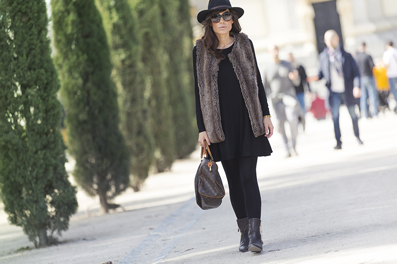 street style barbara crespo fur vest retiro black dress louis vuitton el retiro fashion blogger outfit blog de moda