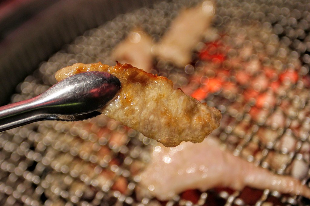 烤熟後的松阪肉外頭帶著一點酥脆,裡頭則是有嚼勁