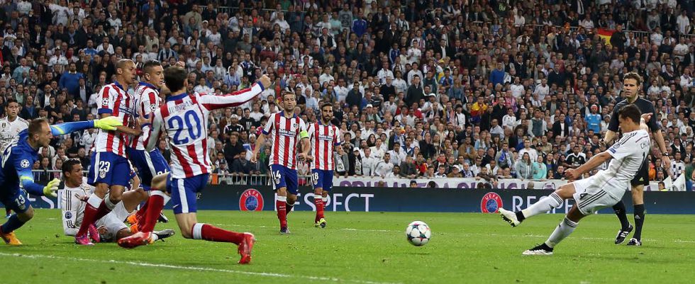 150422_ESP_Real_Madrid_v_Atletico_Madrid_1_0_MEX_Chicharito_scores