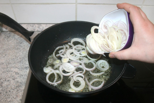 29 - Zwiebelringe in Pfanne geben / Add onions rings