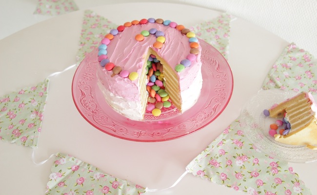 Piñata_cake_aux_smarties_1