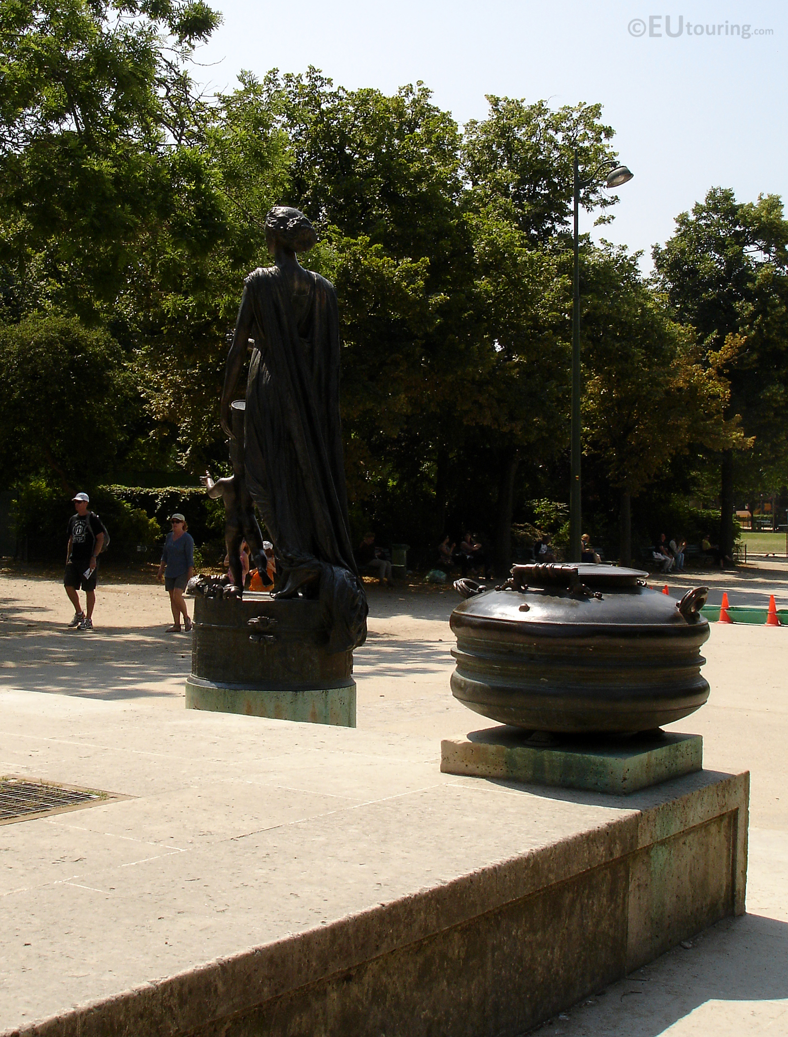 Two bronze statues at Monument des Droits de l'Homme