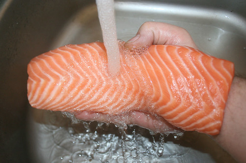 22 - Lachsfilet waschen / Wash salmon filets