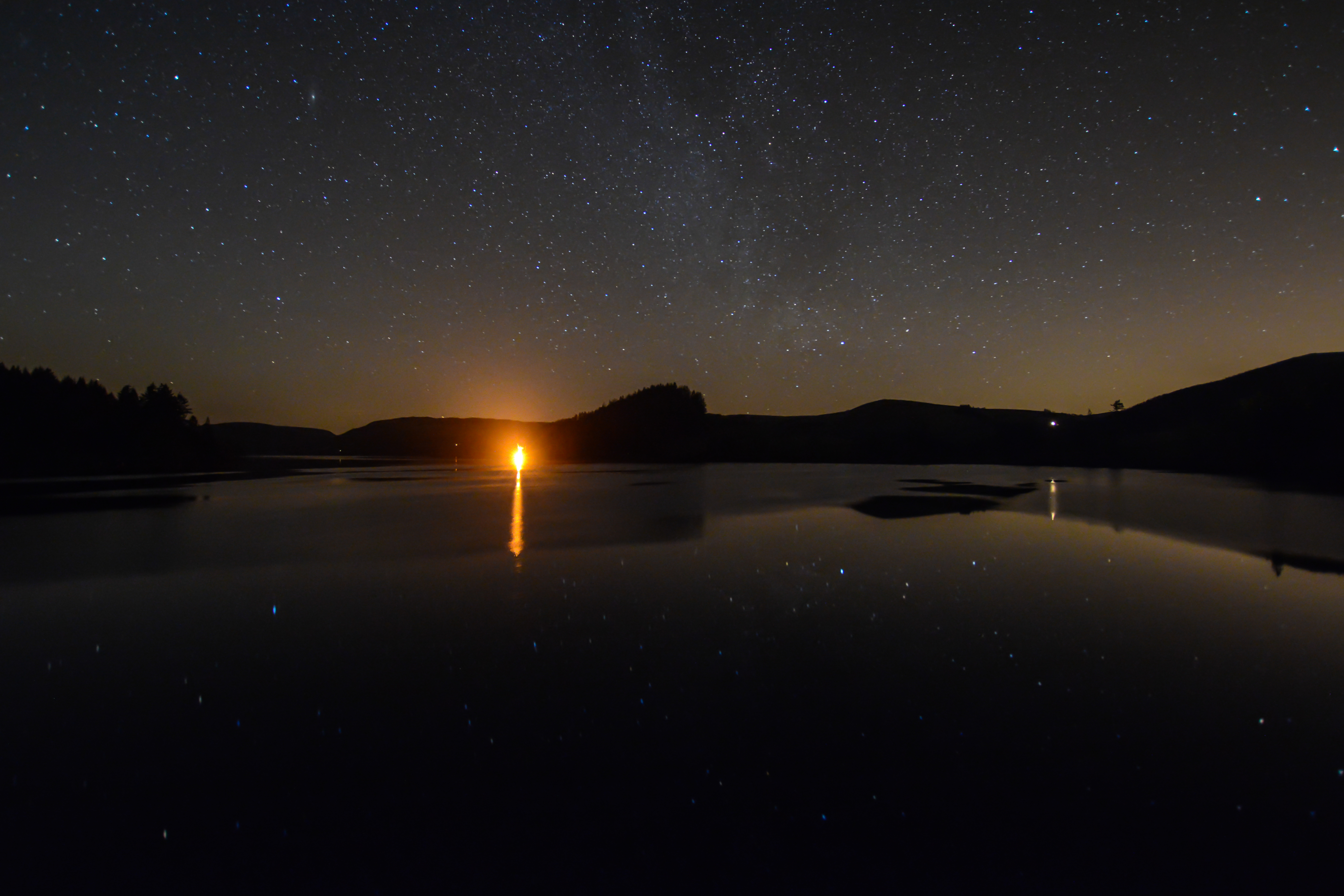 Ночь озеро звезды. Звезды над озером. Озеро ночью. Звезды отражаются в море.