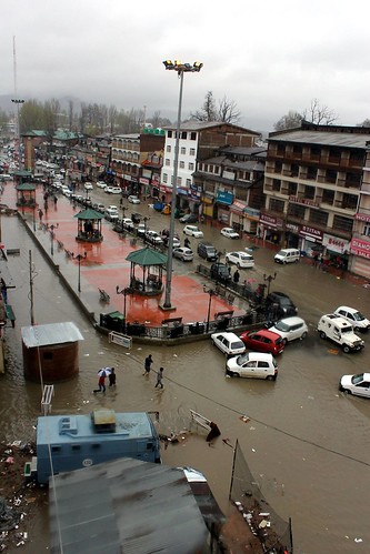 Continuous rainfall triggers another flood panic in Kashmir; Met dept denies any chance of flood