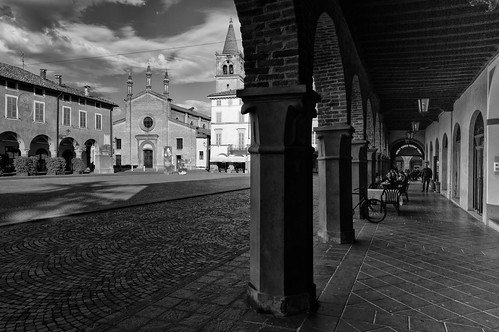 shadow italy church architecture pentax ombra sigma emilia portico urbanlandscape emiliaromagna k3 busseto italianchurch pentaxiani sigma816mmf4556dchsm sigma816mm pentaxk3
