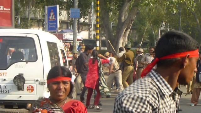 दिल्ली में पुलिस की बर्बरता का शिकार होते  छात्र-छात्राएं और एक्टिविस्ट